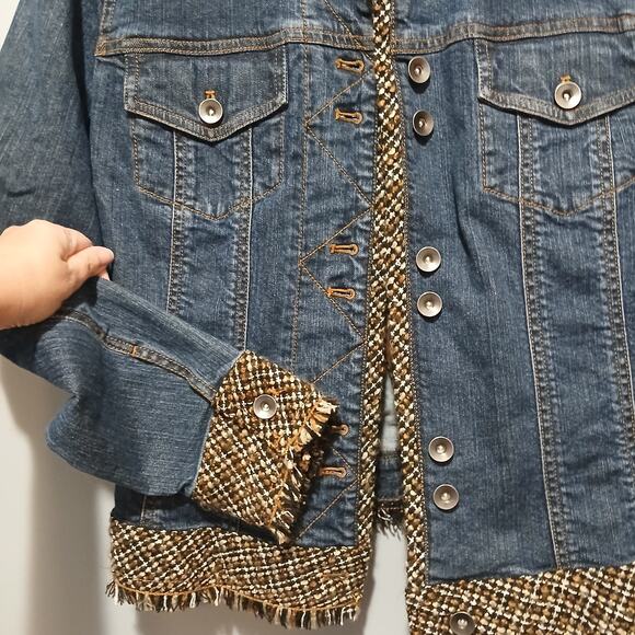 Coldwater Creek Woman’s Jean Jacket Size 10 Blue Denim Pockets Trim Fringe - Picture 4 of 7
